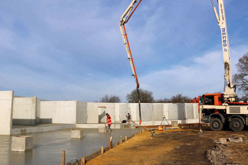Gesamtansicht einer Betonpumpe im Einsatz auf einer Baustelle