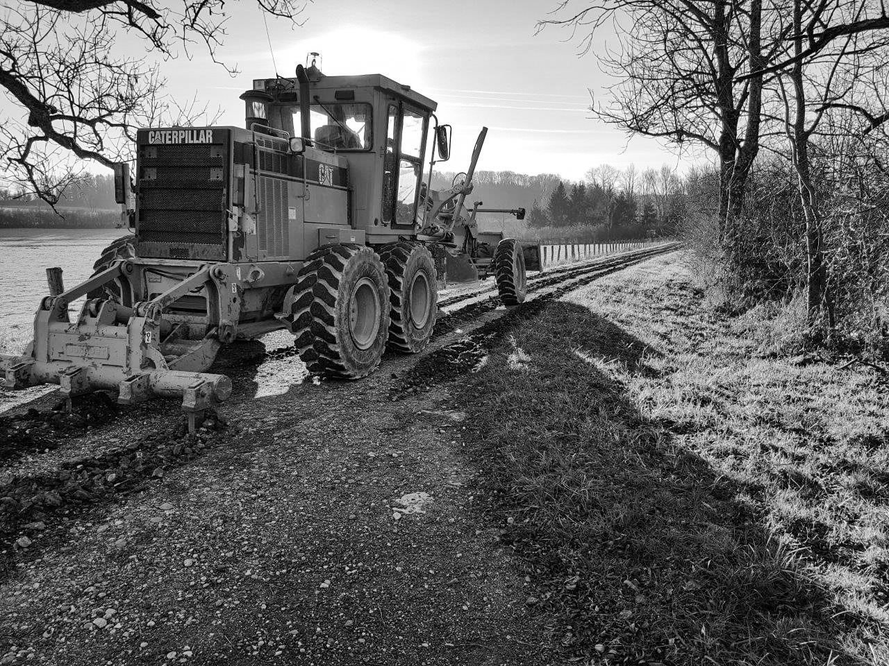 Planierraupe auf einem Weg