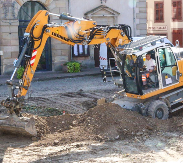 Bagger gräbt in der Innenstadt